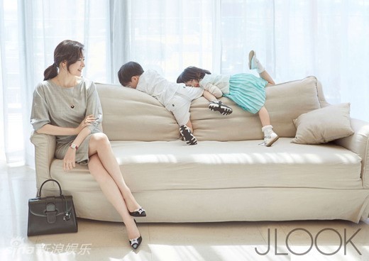 Sau khi dừng cách hoạt động trong làng giải trí để chăm lo cho gia đình, Lee Young Ae rất hiếm khi chia sẻ hình ảnh của hai con. Cô chỉ thỉnh thoảng cùng cặp song sinh chụp hình tạp chí hoặc đến dự một vài sự kiện.