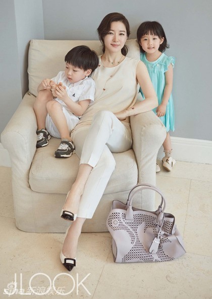 Cặp song sinh của Lee Young Ae hiện đã lên 4 tuổi. Hai bé càng lớn càng tinh nghịch và đáng yêu.