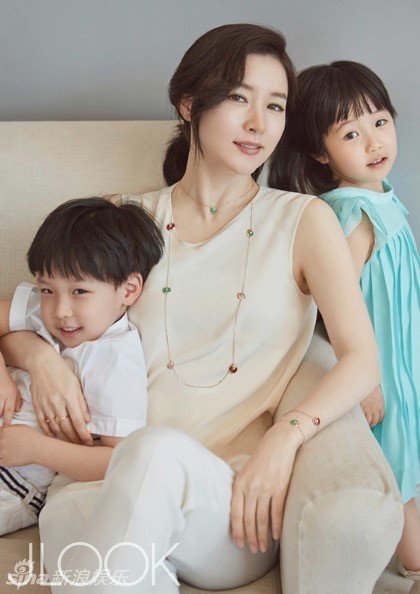 Bé Jung Seong Bin - con gái của nữ diễn viên "Nàng Dae Jang Geum" có gương mặt xinh xắn, dễ thương, làn da trắng trẻo, đôi mắt tròn to giống mẹ. Trong khi đó, con trai Jung Seung Kwon lại sở hữu nhiều đường nét giống bố.