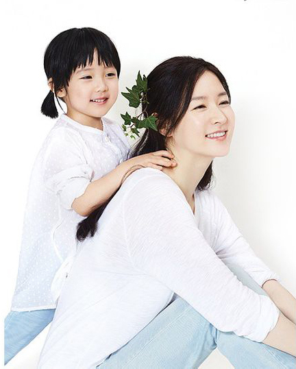 Trước đó, Lee Young Ae và con gái cũng xuất hiện trong một hình ảnh chụp quảng cáo.