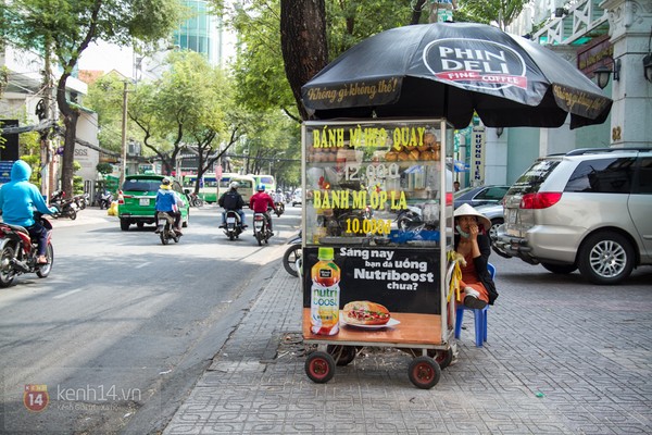 Một trong những thứ bạn có thể nhìn thấy trên bất cứ con đường lớn bé của Sài Gòn đó chính là những hàng bánh mì nhỏ như thế này. Bé và bình dận vậy thôi chứ đó chính là 