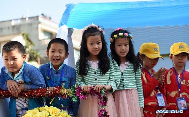 Nhóm thiếu nhi tạo dáng trước ống kính.