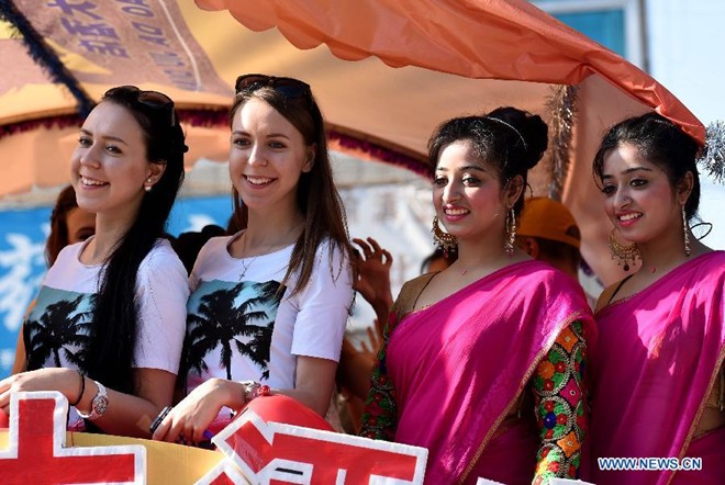 Hai cô gái mặc áo phông màu trắng tới từ Nga, còn cặp song sinh mặc trang phục màu hồng là công dân Ấn Độ.