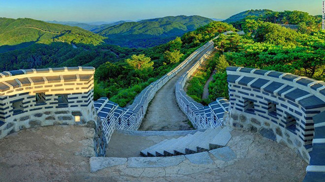 1. Pháo đài Namhansanseong: Nằm trên núi Namhan ở tỉnh Gyeonggi, pháo đài đắp bằng đất dài 12 km này được xây dựng từ 2.000 năm trước và tái thiết vào năm 1621.