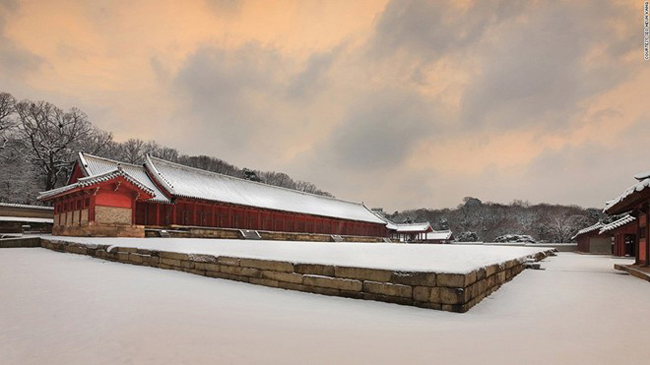 10. Đền Jongmyo: Do vị vua đầu tiên của triều Joseon, vua Lee Seong Gye, xây dựng, đền Jongmyo ở Jongno-gu, Seoul là nơi các vị vua tới thờ cúng và thực hiện các nghi lễ.