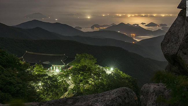 14. Đền Geumsan Boriam: Người địa phương cho rằng khi cầu nguyện ở đền Geumsan Boriam, ước mong của ta sẽ thành sự thật.