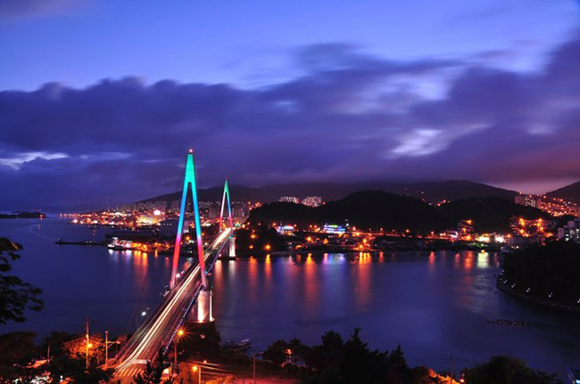 15. Cầu Dolsan: Cây cầu cáp treo dài nhất Hàn Quốc trở thành một điểm tham quan hút khách do ánh sáng lộng lẫy vào buổi tối. Nơi này ằm ở phía nam tỉnh Jeolla, du khách thường tới dạo chơi vào ban đêm.