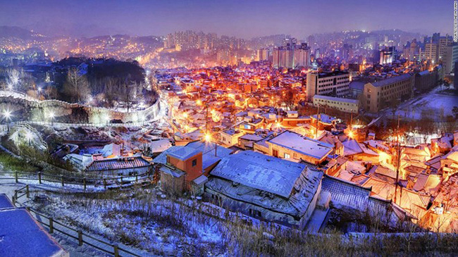 9. Tường thành Seoul Seonggwak: Bức tường đá dài 18,2 km được dựng lên ở Seoul vào thời Joseon để bảo vệ kinh đô của Hàn Quốc. 