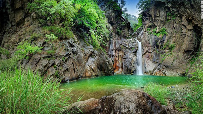 3. Thác Sambuyeon: Theo truyền thuyết, một con rồng đã bay ra từ thác nước cao 20 m ở tỉnh Gangwon này. Đó là lý do ngôi làng Yonghwadong gần đó có tên bắt đầu bằng chữ có nghĩa là “rồng”.