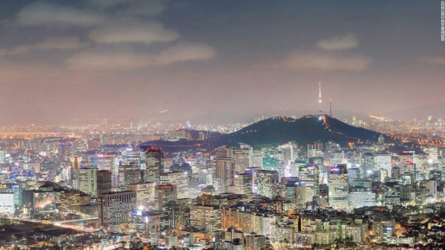 9. Inwangsan: Ngọn núi cao 338 m này nằm ở ngoại ô Seoul, cho du khách chiêm ngưỡng toàn cảnh thành phố hiện đại này, gồm cả các cung điện, tháp N Seoul và dinh Blue House, nơi ở của tổng thống Hàn Quốc.