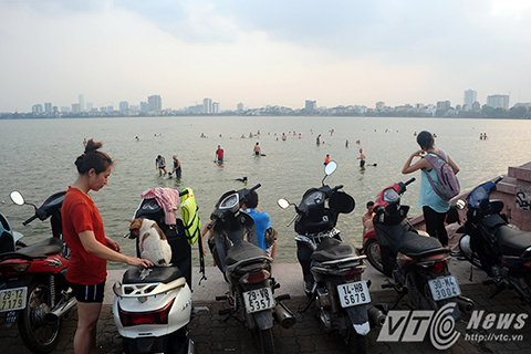 Bến nước nằm cách Công viên nước Hồ Tây khoảng 2km, men dọc theo con đường ven hồ gần đầm sen hoặc đi theo đường Quảng Khánh (gần bãi đất trống phủ Tây Hồ) 