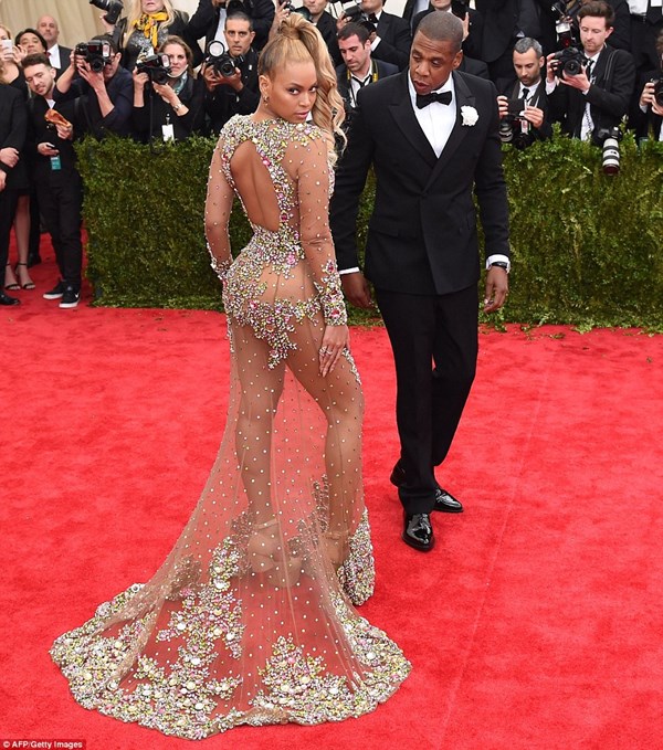 Bộ đầm ren của nữ ca sĩ Beyonce phô vòng 3 gợi cảm và lớp voan trong suốt khiến nhìn xa cô nàng trông gần như nude