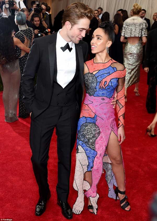 "Ma cà rồng" Robert Pattinson và bạn gái lập dị