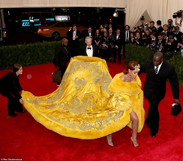 Rihanna lộng lẫy như một nữ hoàng