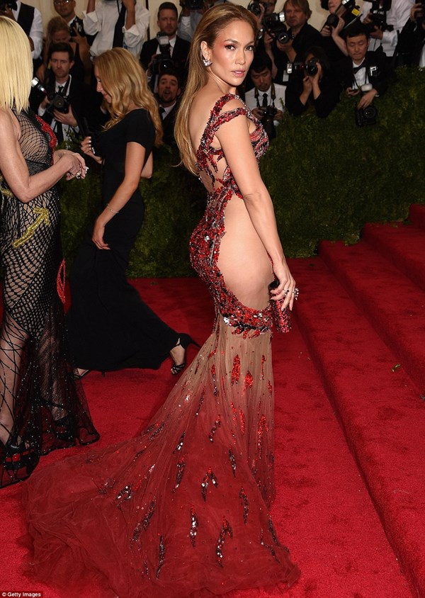 Nữ ca sĩ J.Lo cũng sexy không kém với váy cắt cúp, hở bạo