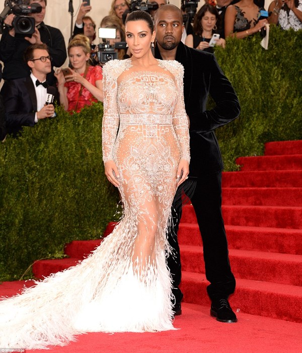 Kim "siêu vòng 3" cũng chuộng đồ ren, voan khoe thân hình đồng hồ cát với đầm của Roberto Cavalli