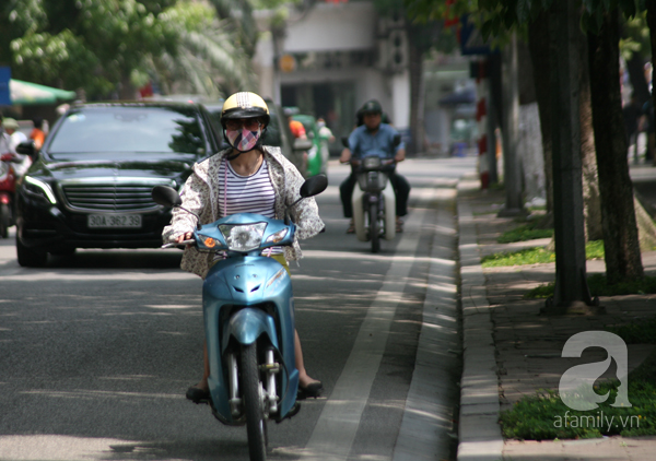 Cô gái này có lẽ chỉ cần che phần tay khỏi nắng nóng.