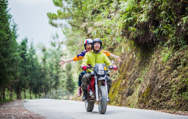 Nhân vật chính trong các bức hình là Nguyễn Hồng Thu Trang (sinh năm 1991) và Đoàn Trọng Bằng (sinh năm 1984). Cả hai hiện sống tại Hà Nội.