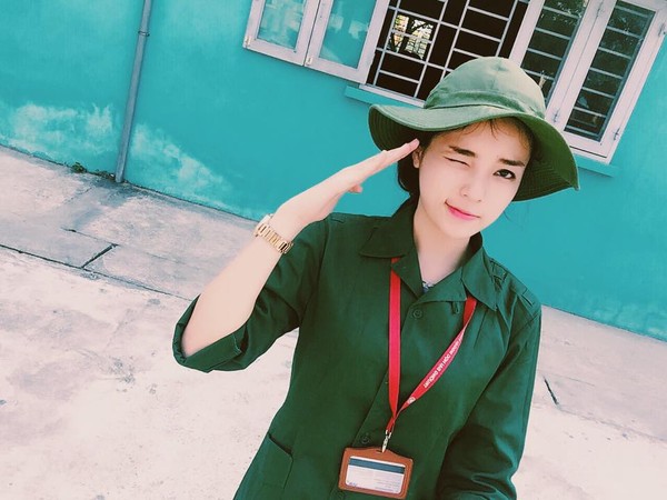 Kỳ Duyên diện trang phục học quân sự và nhí nhảnh chú thích