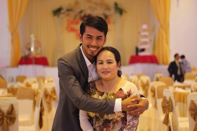 Duy Nhân hạnh phúc bên mẹ. Trong những ngày cuối đời của con trai, mẹ nam diễn viên mất ăn mất ngủ. Bà bị hoảng loạn tinh thần đến mức ăn gì nôn nấy. Các bác sĩ phải cho bà uống thuốc ngủ để nghỉ ngơi.