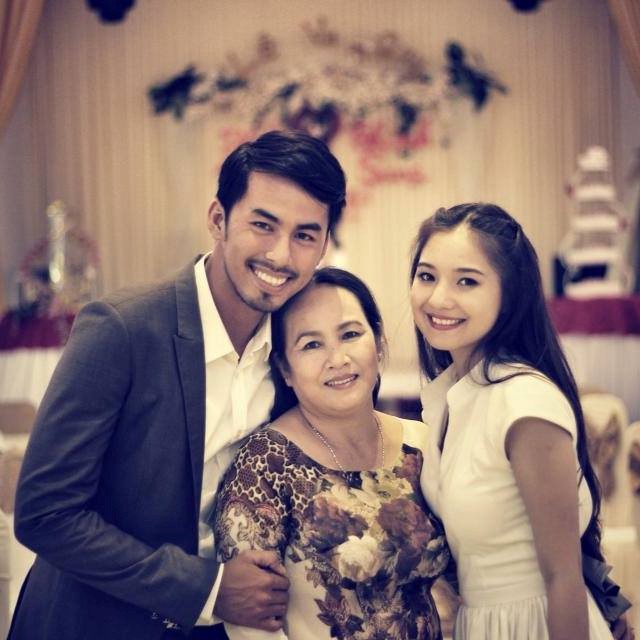 Trong mắt Duy Nhân, mẹ và bà xã Kiều Oanh là hai người phụ nữ quan trọng nhất trong cuộc đời anh. Khi nằm trên giường bệnh, anh viết: