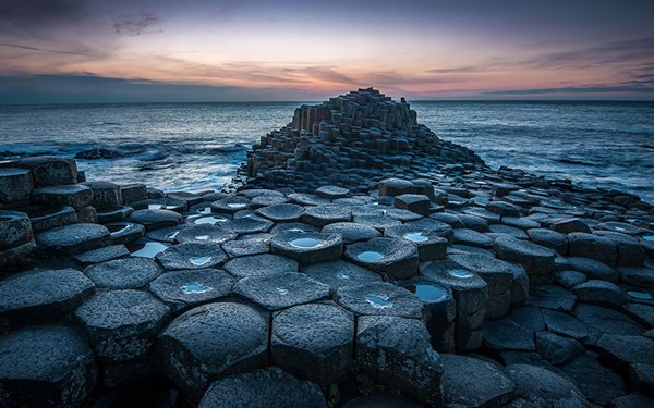 Giants Causeways nằm ở bờ biển Đông Bắc, bắc Ireland, được tạo nên bởi 40.000 cột đá bazan đan xen nhau. 