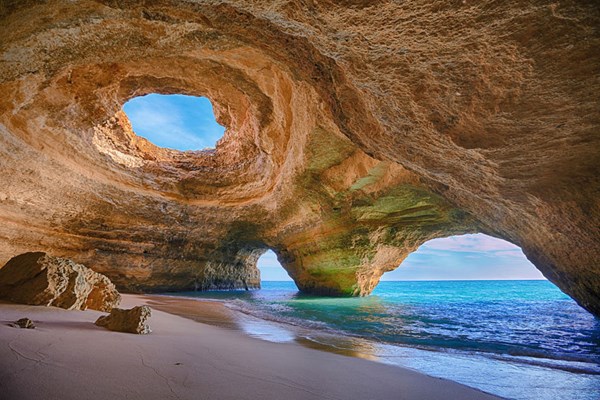 Hang động Algarve hình thành do tác động bào mòn đá của sóng biển. Điểm tham quan nổi tiếng này nằm bên bờ cát trắng mịn, thanh bình ở cực nam Bồ Đào Nha.