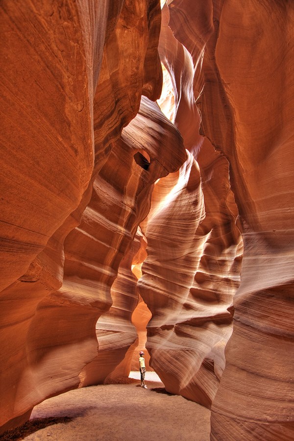 Hẻm núi Antelope Canyon ở Arizona, Mỹ cũng được xem như một hang động đẹp bậc nhất thế giới. Những khối đá cao dựng đứng được thiên nhiên chạm khắc qua hàng ngàn năm do tác động của gió và lũ quét liên tục.