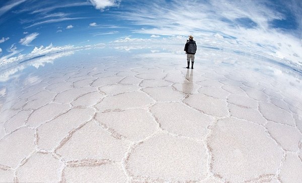 Salar De Uyuni là cánh đồng muối nổi tiếng nhất thế giới và là điểm du lịch nổi tiếng ở Bolivia.Vào những ngày mưa mùa Đông, do bề mặt nhẵn , hồ nước nông trở thành một tấm gương khổng lồ.