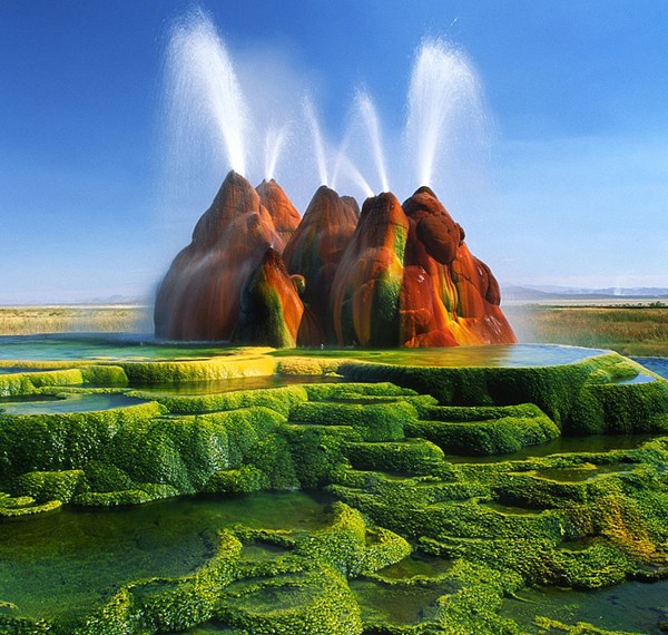 Suối nước nóng phun Fly Geyser, Nevada,Mỹ
