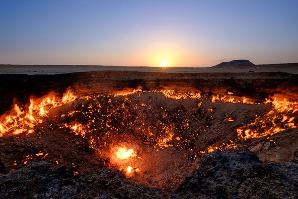 Đó là một cái hố khổng lồ với đường kính 70m giữa sa mạc Karakum của Turkmenistan và luôn cháy hừng hực suốt hơn 40 năm qua.  