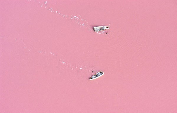 Hồ Retba nằm cách thủ đô Dakar của Senegal 35km về phía Đông Bắc. Sức hút của Retba chính là ở màu sắc lạ thường của nước,trong ngày, nước hồ sẽ chuyển từ màu tím nhạt sang màu sữa dâu ngọt ngào. 