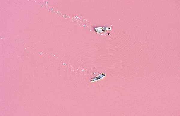 Hồ Retba nằm cách thủ đô Dakar của Senegal 35km về phía Đông Bắc. Sức hút của Retba chính là ở màu sắc lạ thường của nước,trong ngày, nước hồ sẽ chuyển từ màu tím nhạt sang màu sữa dâu ngọt ngào.