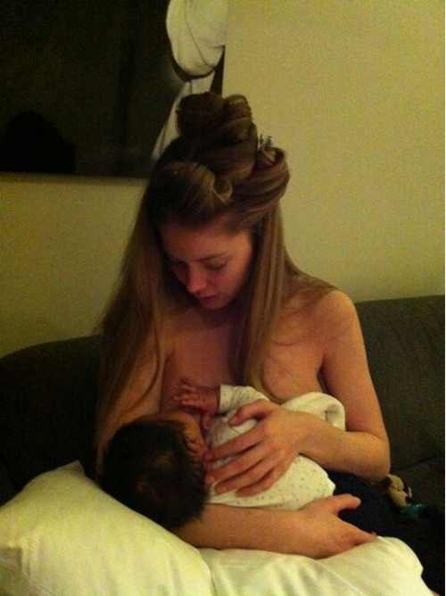Hình ảnh cựu thiên thần Doutzen Kroe cho con đầu lòng bú