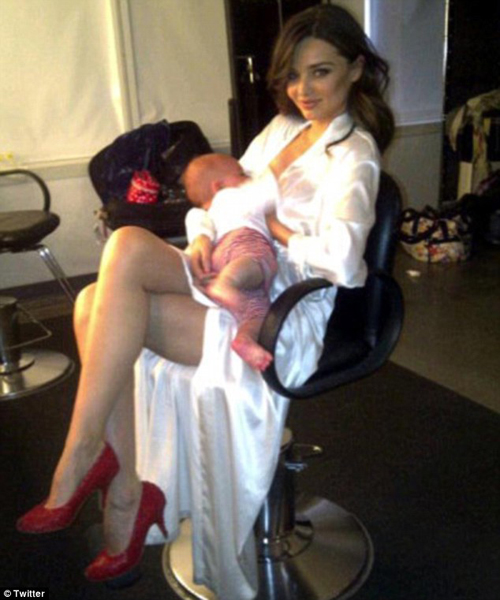 Hình ảnh Miranda Kerr cho con trai Flynn bú để lại nhiều ấn tượng với người hâm mộ