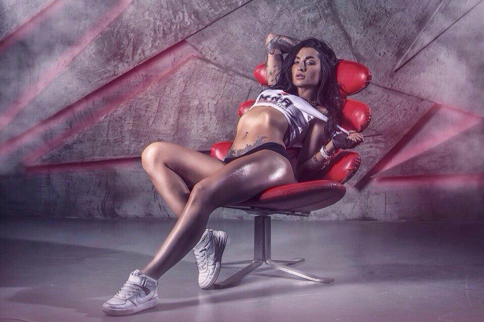 Cô được lòng người hâm mộ khi liên tục chia sẻ những bài tập nặng với các dụng cụ thể thao