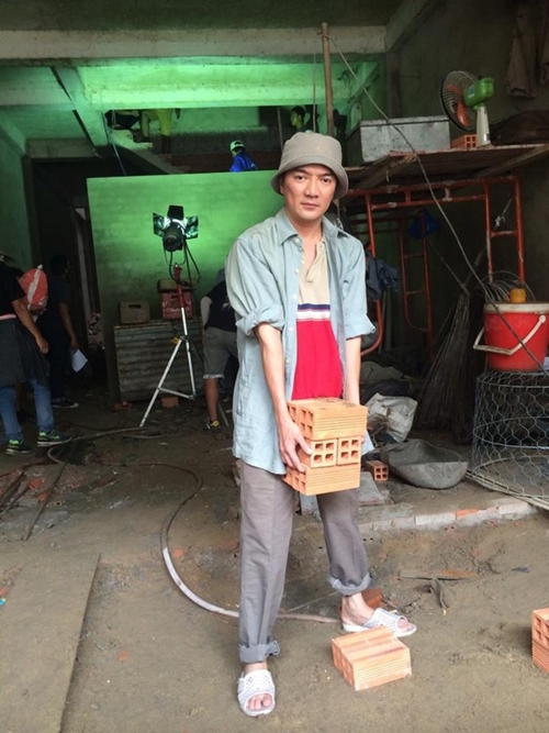 Nam ca sĩ Đàm Vĩnh Hưng trong hình ảnh đi dép tổ ong, làm phụ hồ từng gây thu hút sự quan tâm của người hâm mộ. Ảnh: Internet