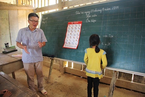 Hình ảnh GS. Ngô Bảo Châu ăn mặc giản dị, đặc biệt đi đôi dép tổ ong dạy học cho trẻ em trường tiểu học Lũng Luông (xã Thượng Nung, huyện Võ Nhai, tỉnh Thái Nguyên) làm nhiều người xúc động.