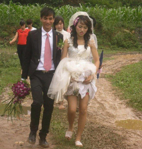 Hình ảnh cô dâu Việt vén cao váy, đi đôi dép tổ ong sánh vai cùng chú rể từng thu hút gần 12.000 lượt like và lượt chia sẻ của dân mạng.