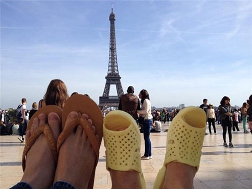 Dép tổ ong đến Paris. Ảnh chế.