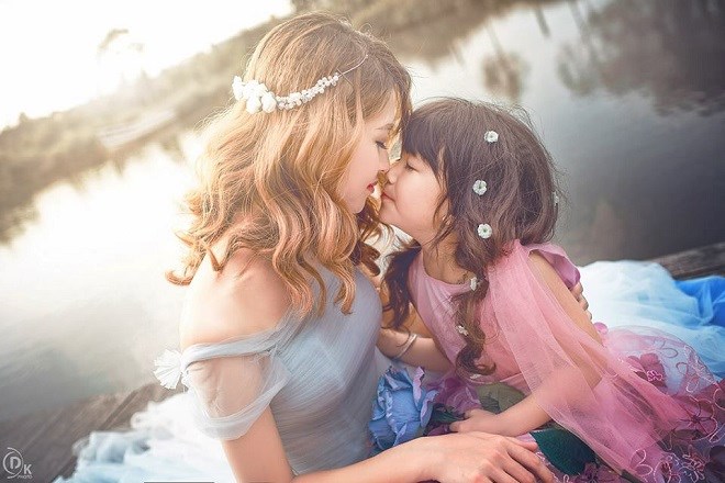 Qua bộ ảnh này, Trần Thu Huyền muốn thể hiện tình yêu thương nồng nàn của người mẹ dành cho con gái yêu của mình