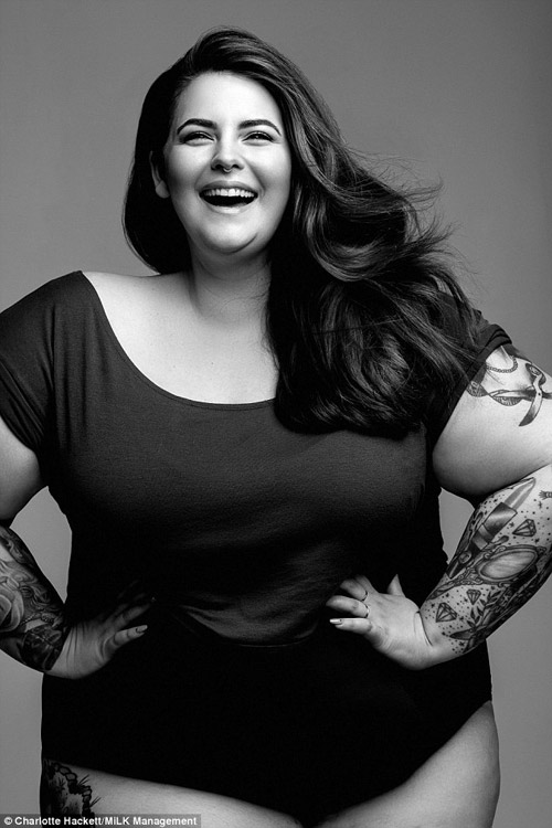 Tess Holliday tươi rói trong một shoot hình đen trắng được chụp để kỷ niệm ngày cô được công ty quản lý người mẫu Milk Model Management tuyển chọn