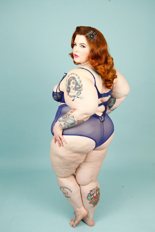 Tess Holliday sở hữu chiều cao 1m63, cân nặng 113kg với rất nhiều hình xăm trên cơ thể