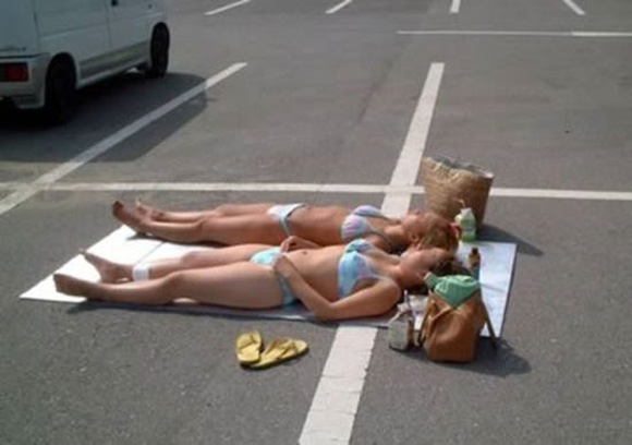 Nhức mắt với kiểu diện bikini nằm ở bãi đỗ xe.