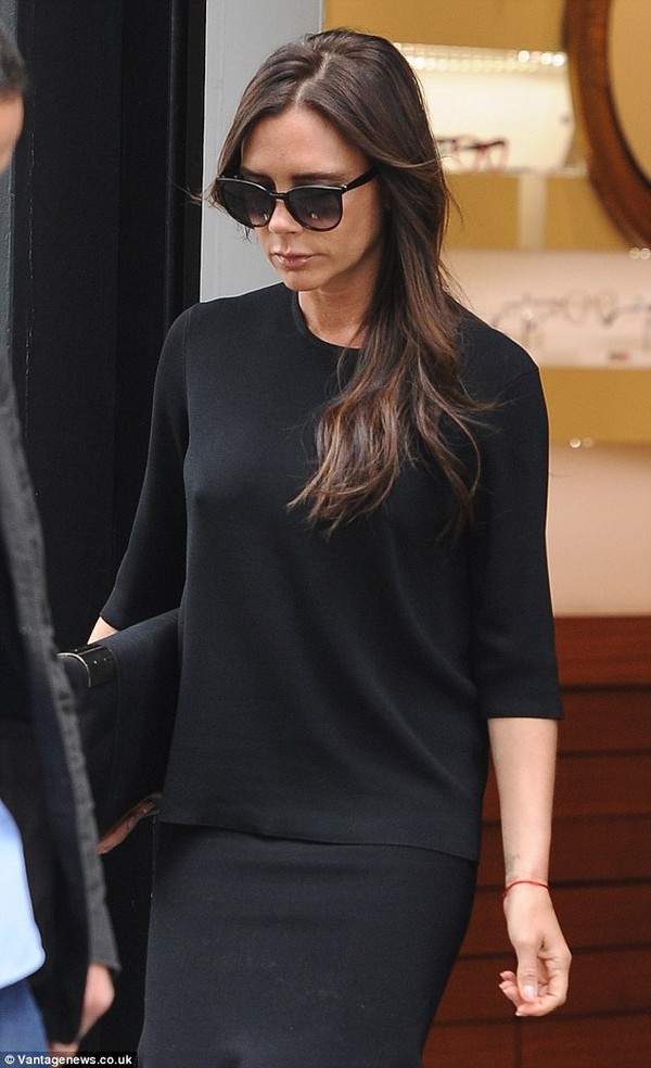 Cuối tuần vừa qua, Victoria Beckham gây chú ý khi vừa rời khỏi 1 cửa hàng kính mắt ở Notting Hill, London