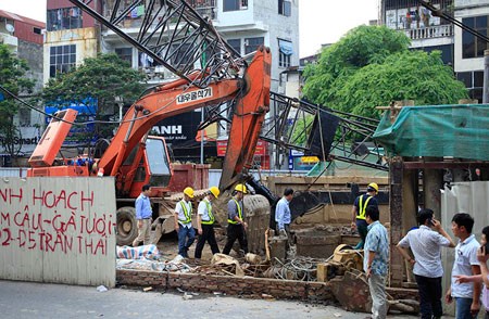 Phê bình hàng loạt sau sự cố sập cần cẩu đường sắt