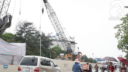 Cần cẩu, máy xúc ngổn ngang trên tuyến metro vừa xảy ra tai nạn