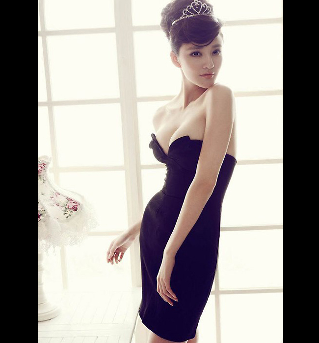 Nàng Minh Ngọc cách cách của Bộ bộ kinh tâm có số đo 3 vòng: 89 - 58 - 92.