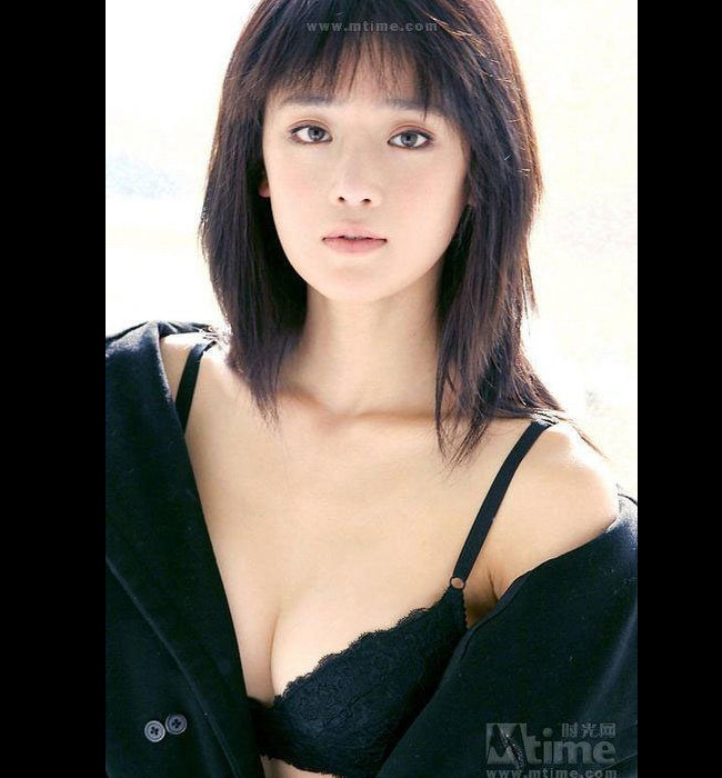 Nữ diễn viên kiêm người mẫu trẻ Chu Hiển Hân được mệnh danh là "bản sao" của Củng Lợi. 