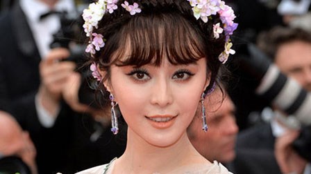 Phạm Băng Băng diện váy hoa lông vũ ở Cannes